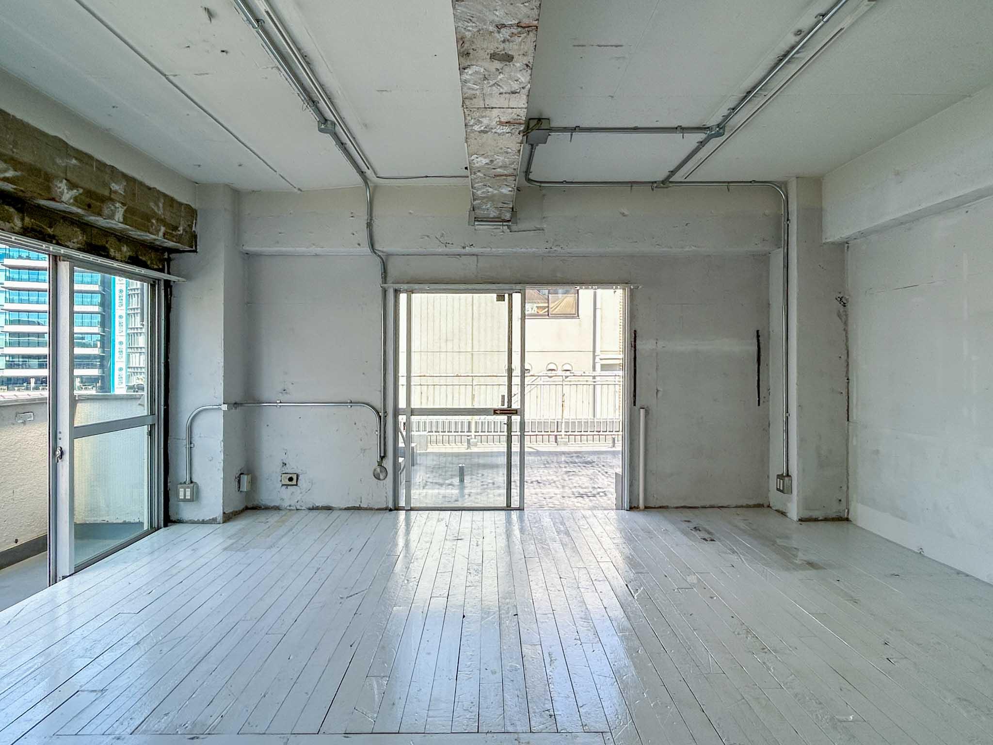 渋谷区猿楽町の賃貸物件/北と東の二面採光。白い内装も相まって、明るさは十分