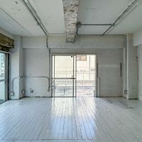 渋谷区猿楽町の賃貸物件/北と東の二面採光。白い内装も相まって、明るさは十分