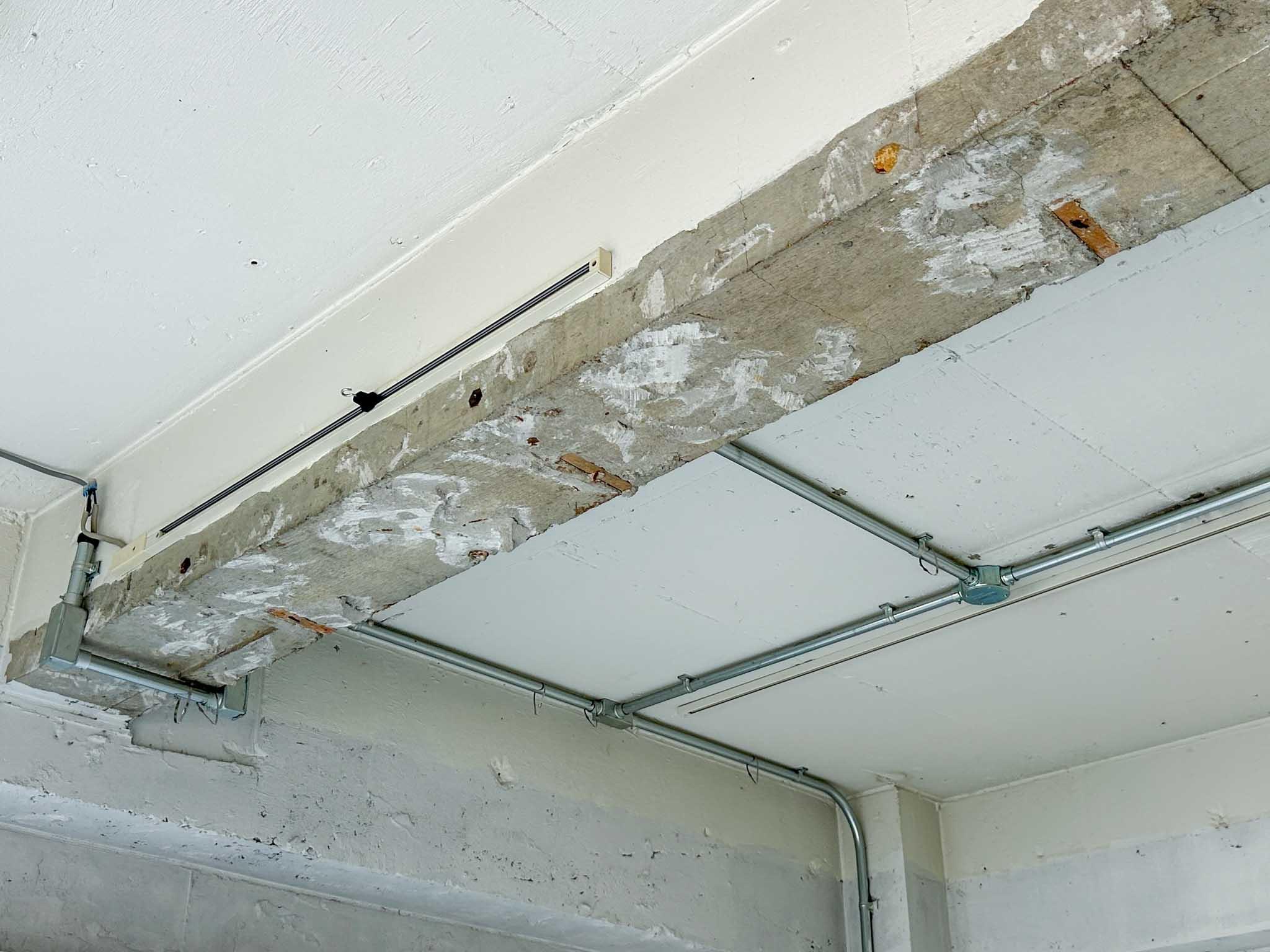 渋谷区猿楽町の賃貸物件/ゴツゴツした天井に這わせた、ライティングレールや露出配管