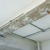 渋谷区猿楽町の賃貸物件/ゴツゴツした天井に這わせた、ライティングレールや露出配管