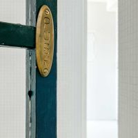 渋谷区猿楽町の賃貸物件/玄関ドアの内側に、内開きの造作扉がついています