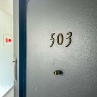 渋谷区猿楽町の賃貸物件/玄関ドアに取り付けられた、号室表記の金物もいい感じ