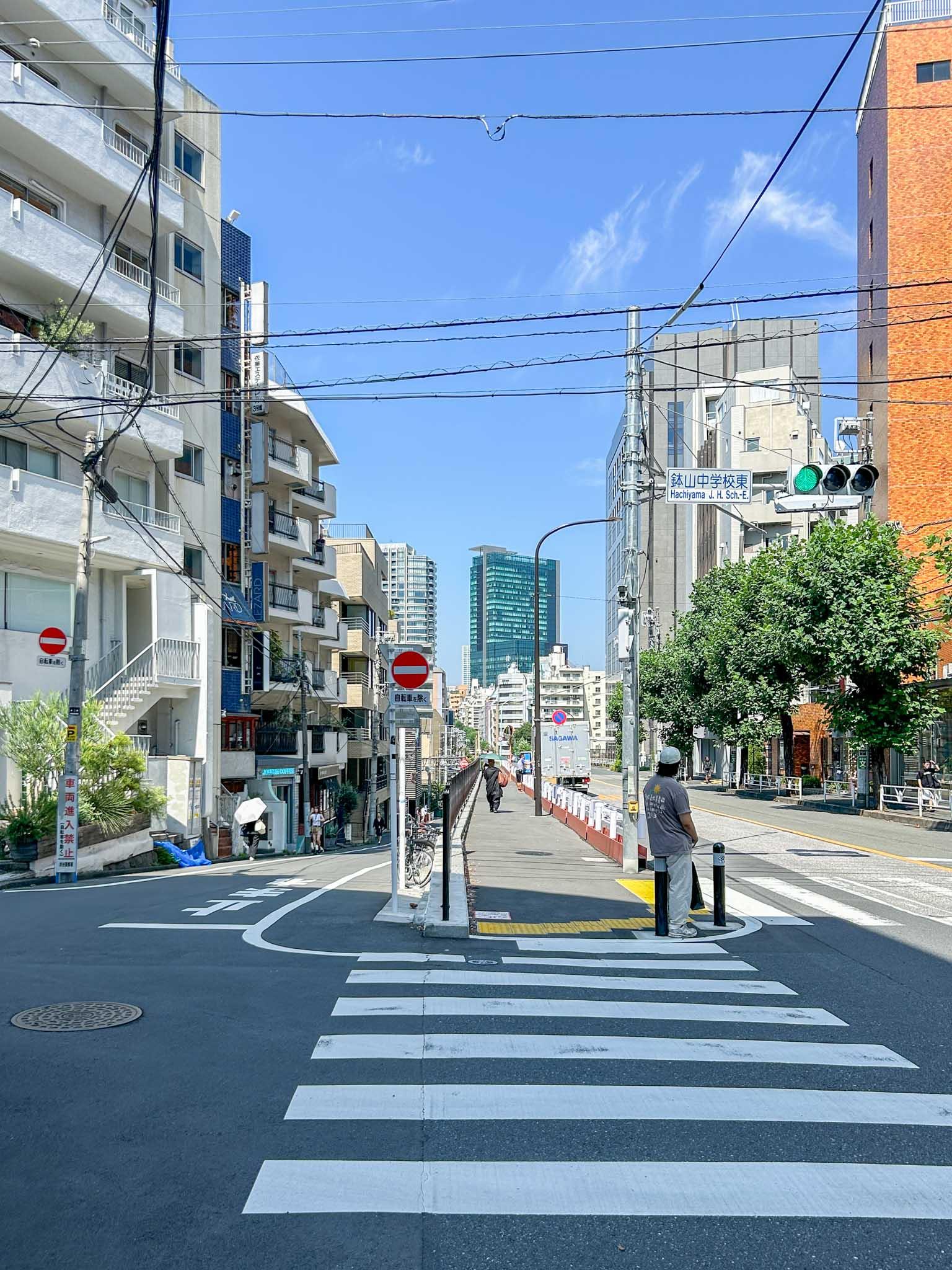 渋谷区猿楽町の賃貸物件/代官山の八幡通りと隣り合う、細い坂道沿いに立つ建物