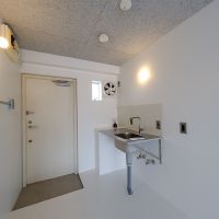 目黒区中町の賃貸物件/玄関入ってすぐにキッチン。コンロはIHか、カセットガスコンロの用意が必要