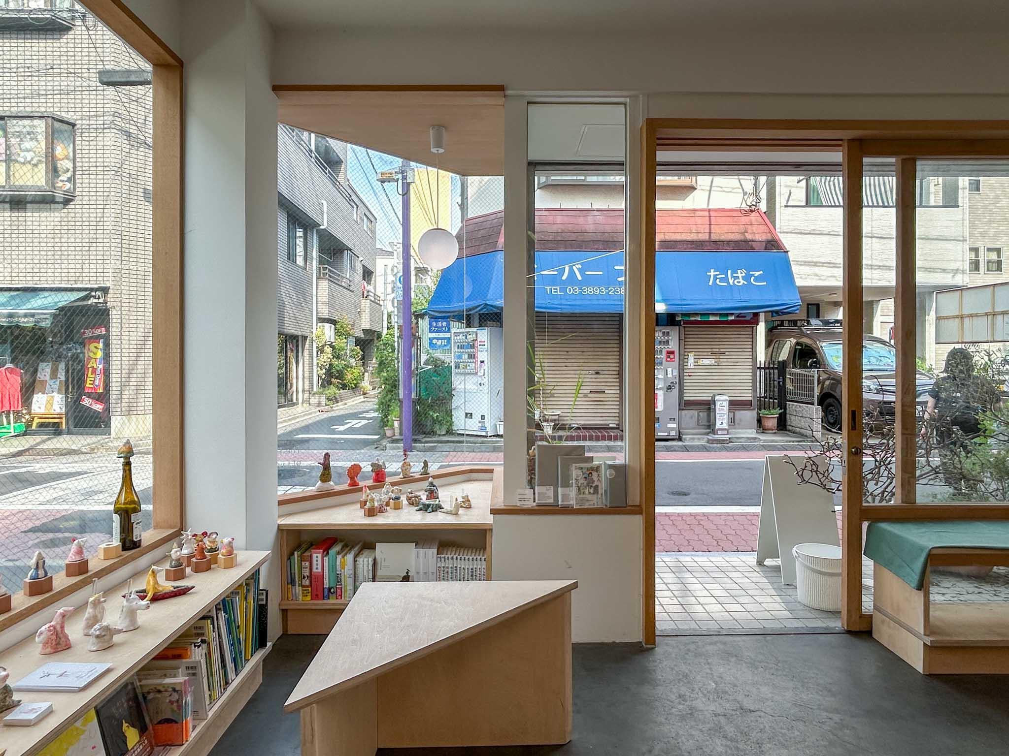 荒川区西尾久の賃貸物件/室内から商店街の方をみる