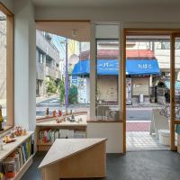 荒川区西尾久の賃貸物件/室内から商店街の方をみる