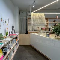荒川区西尾久の賃貸物件/カウンターの奥にキッチンスペース。さらに奥へ行くとバックヤードとトイレがあります