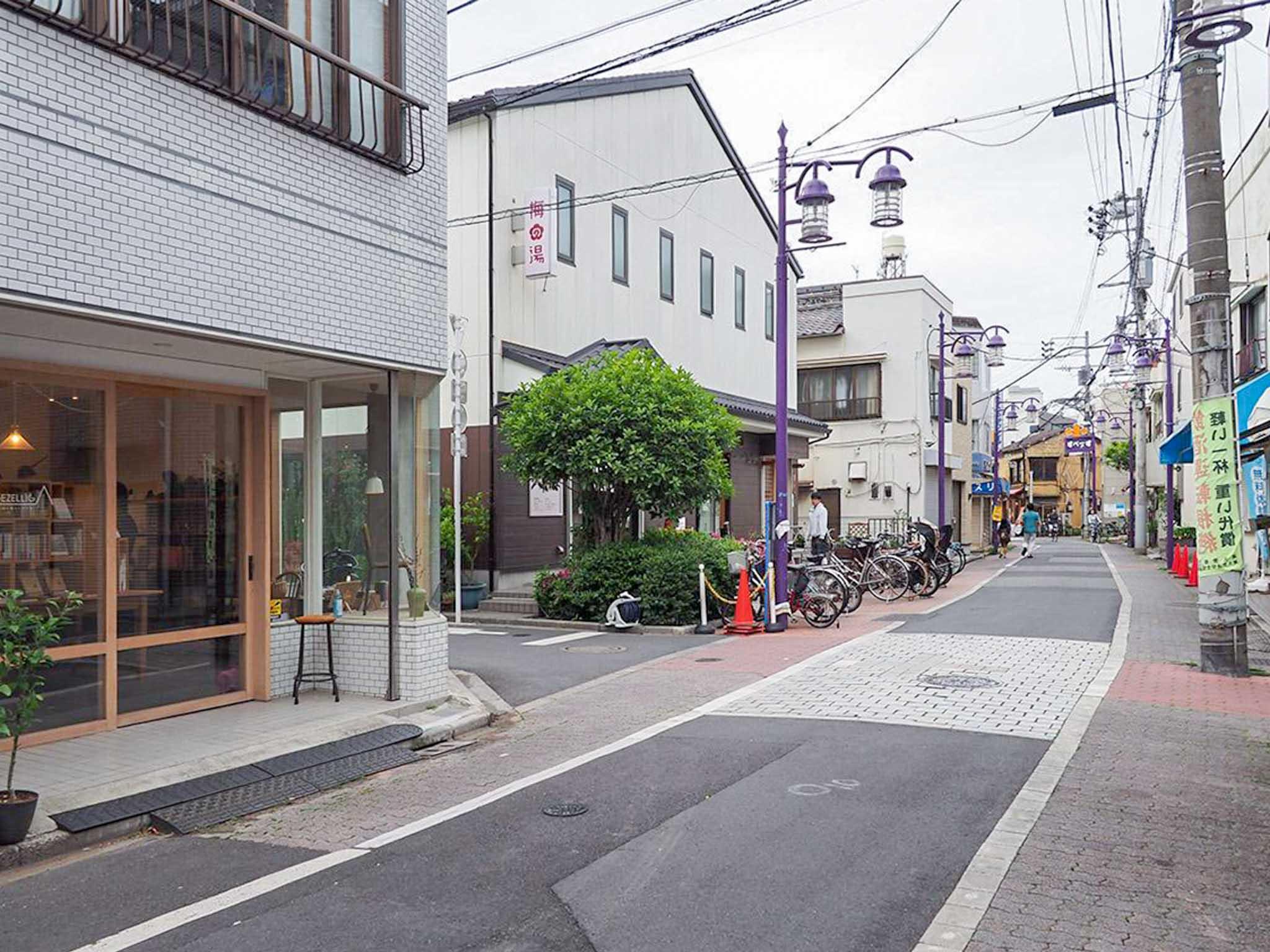 荒川区西尾久の賃貸物件/地元で人気の銭湯「梅の湯」さんのお隣。奥に写る黄色い建物は我らが「おぐセンター」
