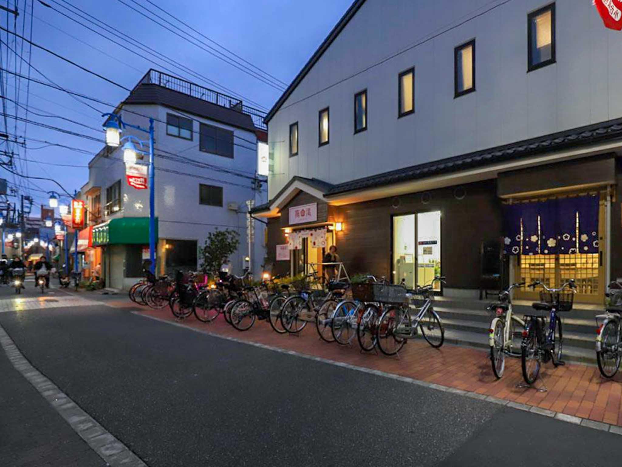 荒川区西尾久の賃貸物件/「梅の湯」は夜もお客さんがいっぱい。手前ののれんが焼鳥屋