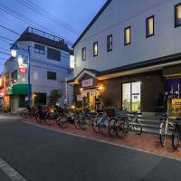 荒川区西尾久の賃貸物件/「梅の湯」は夜もお客さんがいっぱい。手前ののれんが焼鳥屋