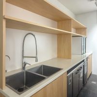 荒川区西尾久の賃貸物件/キッチンスペース。作業台下に入っている冷蔵庫や冷凍庫、製氷機等は有償で譲渡可能