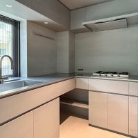 神奈川県川崎市高津区久本の賃貸物件/F区画：キッチン。コンロは4口です
