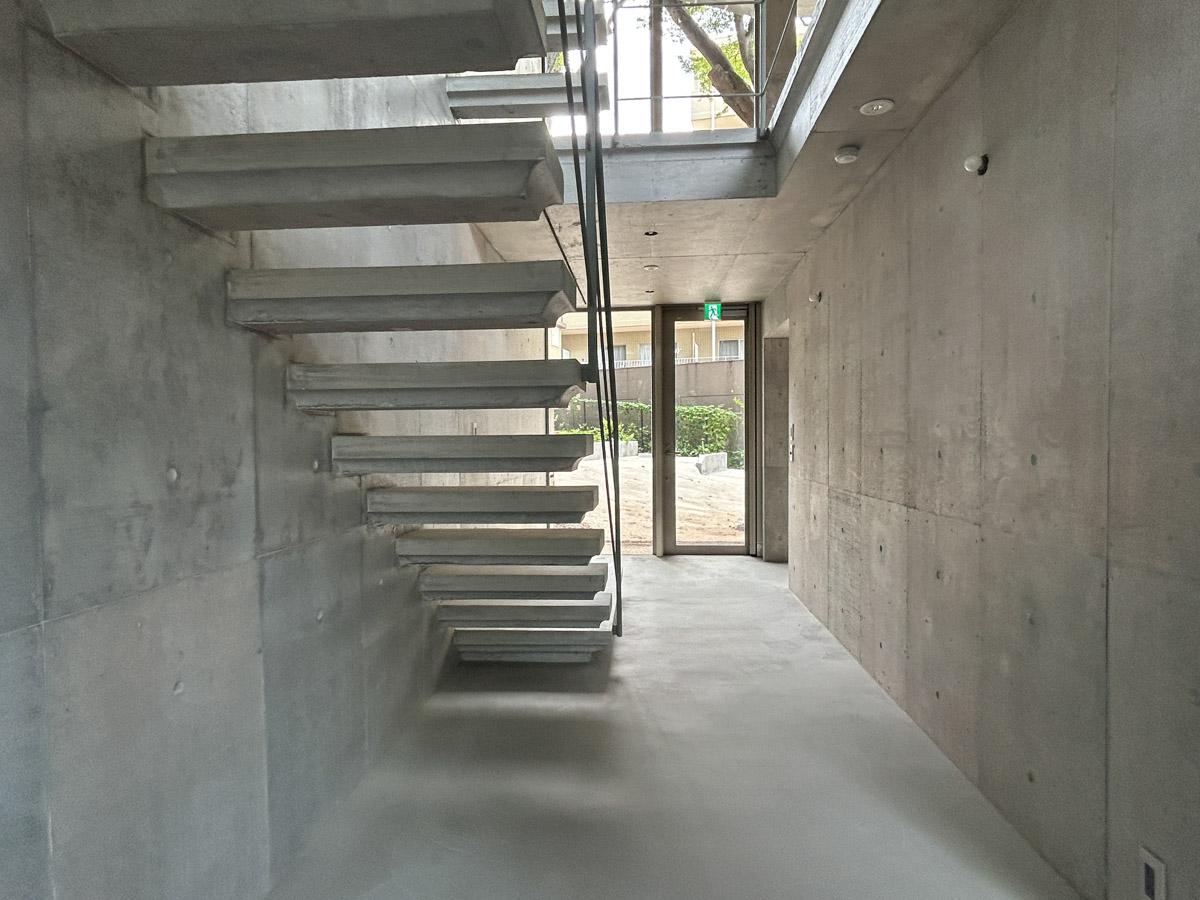 神奈川県川崎市高津区久本の賃貸物件/F区画：1階階段付近別角度から