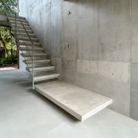 神奈川県川崎市高津区久本の賃貸物件/F区画：1階階段。玄関から入ってすぐです