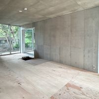 神奈川県川崎市高津区久本の賃貸物件/F区画：1階。コンクリートの壁が階段部分との仕切っています
