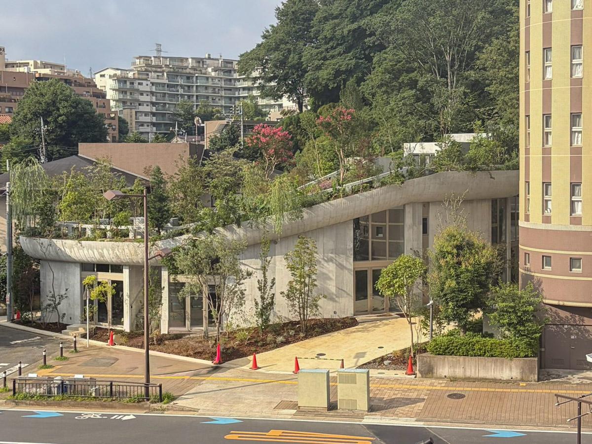 神奈川県川崎市高津区久本の賃貸物件/溝の口から徒歩5分ほどの立地に新たに誕生した、曲線豊かな建物