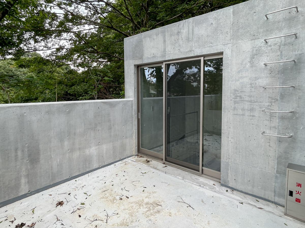 神奈川県川崎市高津区久本の賃貸物件/F・G区画：デッキテラス。そのまま屋上庭園につながっています