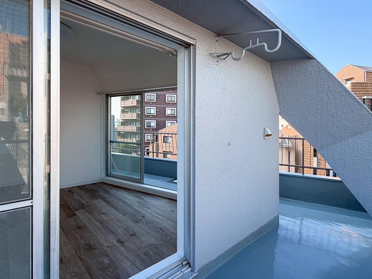 渋谷区上原の賃貸物件/部屋はバルコニーに沿った形。バルコニーも部屋の一部として使い倒したい