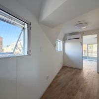 渋谷区上原の賃貸物件/キッチン側から奥を見る。突き出し窓が可愛らしい