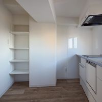 渋谷区上原の賃貸物件/キッチン前はしっかりとスペースを確保。奥にはパントリーとして使える棚