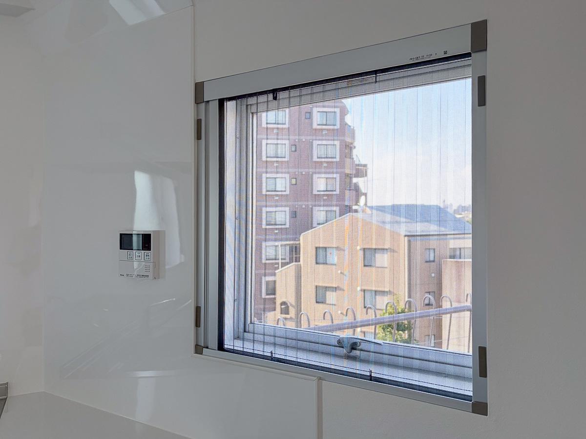 渋谷区上原の賃貸物件/キッチン周りの窓はプリーツ網戸付き