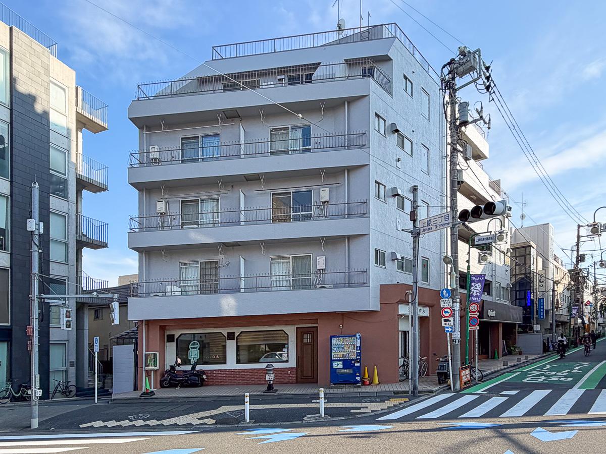 渋谷区上原の賃貸物件/上原中町通り商店街の入り口に佇むレトロマンション。