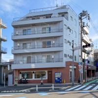 渋谷区上原の賃貸物件/上原中町通り商店街の入り口に佇むレトロマンション。