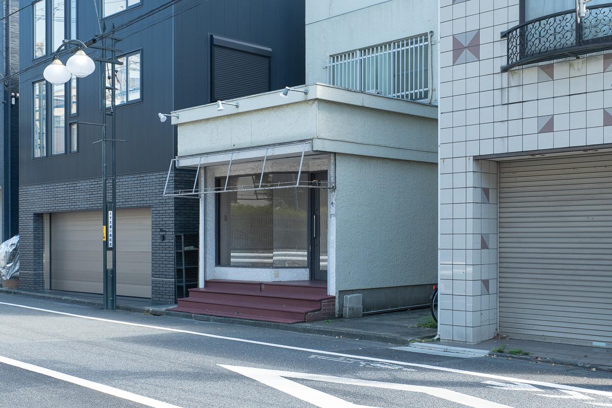 杉並区西荻北の賃貸物件/前面道路はバスどおりで交通量は意外にも多め