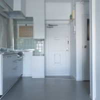 港区南青山の賃貸物件/玄関とキッチンまわり