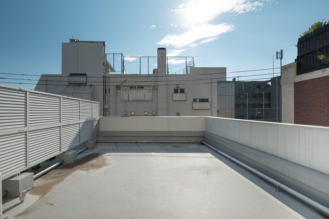 港区南麻布の賃貸物件/向かいには建物がありますが、青空を感じられる