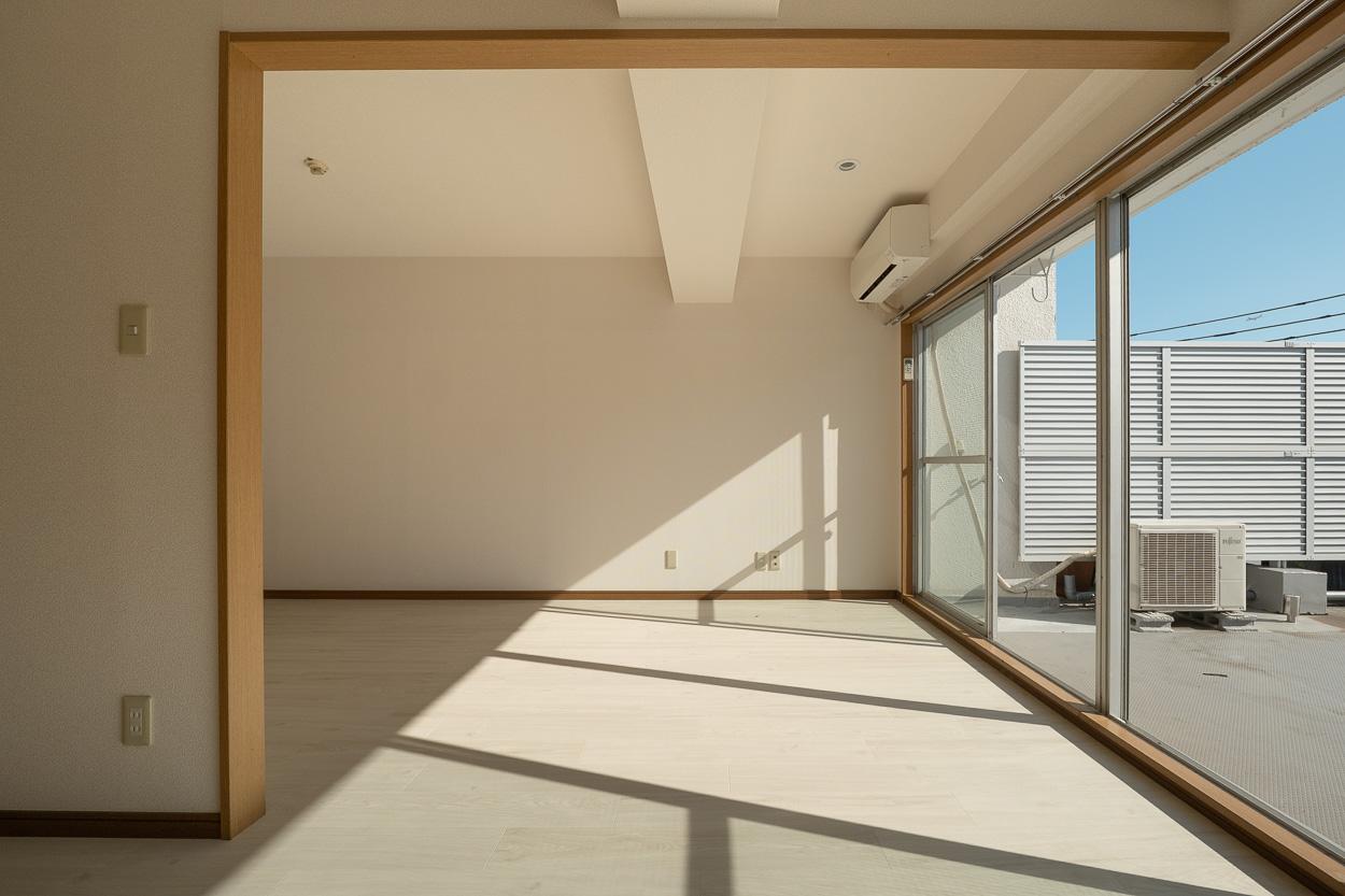 港区南麻布の賃貸物件/南向きの窓からまぶしいくらいに光が差し込む