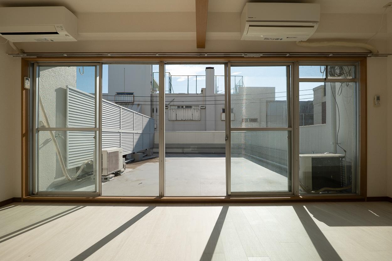 港区南麻布の賃貸物件/窓は大きく、風もすーっと抜けます
