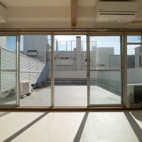 港区南麻布の賃貸物件/窓は大きく、風もすーっと抜けます