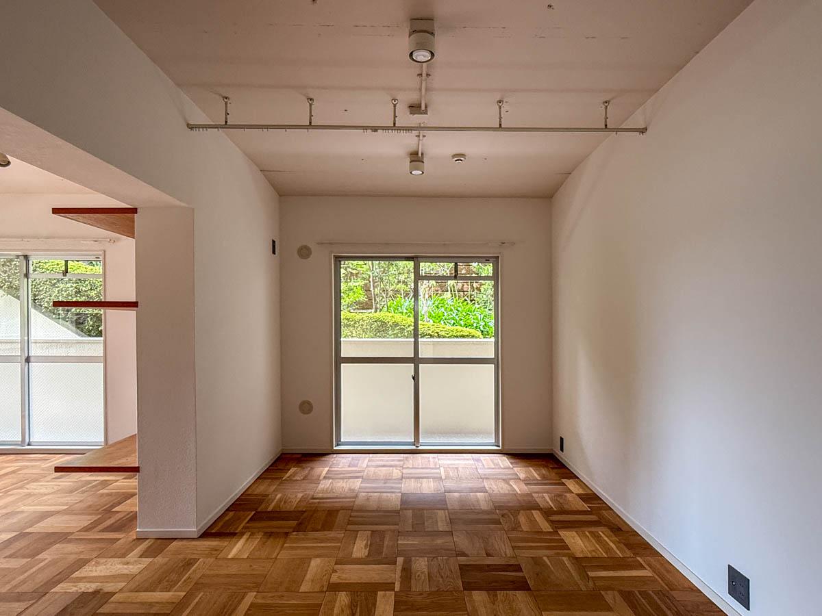川崎市宮前区土橋の賃貸物件/キッチン脇、リビングの一角。天井にカーテンレールが付いていて、緩やかに部屋を区切って、仕事場にしたり、寝室にしたり、荷物置き場にしたり