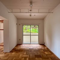 川崎市宮前区土橋の賃貸物件/キッチン脇、リビングの一角。天井にカーテンレールが付いていて、緩やかに部屋を区切って、仕事場にしたり、寝室にしたり、荷物置き場にしたり