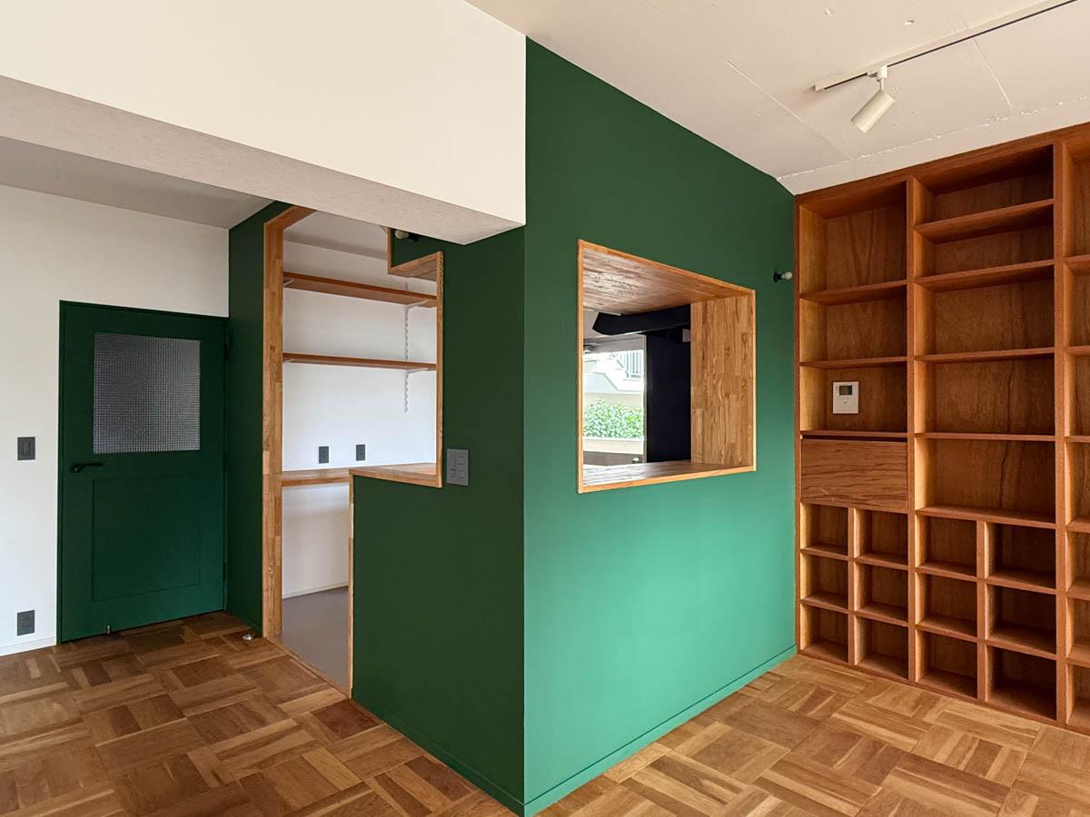 川崎市宮前区土橋の賃貸物件/キッチンをグリーンの壁が囲い、リビングの一角に小屋があるよう