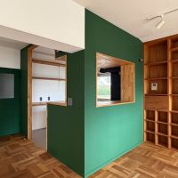 川崎市宮前区土橋の賃貸物件/キッチンをグリーンの壁が囲い、リビングの一角に小屋があるよう