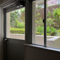 川崎市宮前区土橋の賃貸物件/窓からは敷地の植栽を眺められる