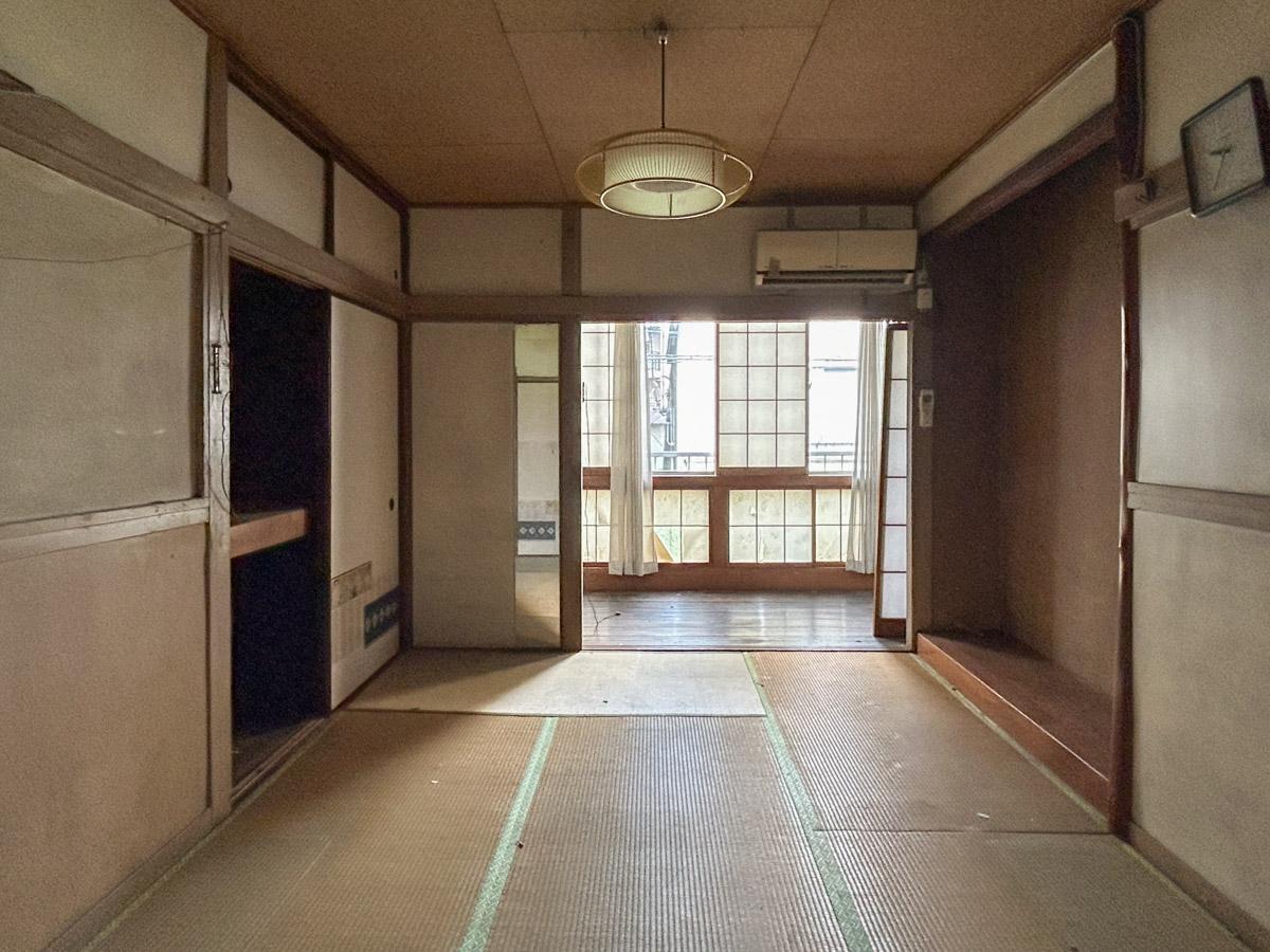 目黒区上目黒の賃貸物件/軒先は土間が続いています。残置物は撤去予定です