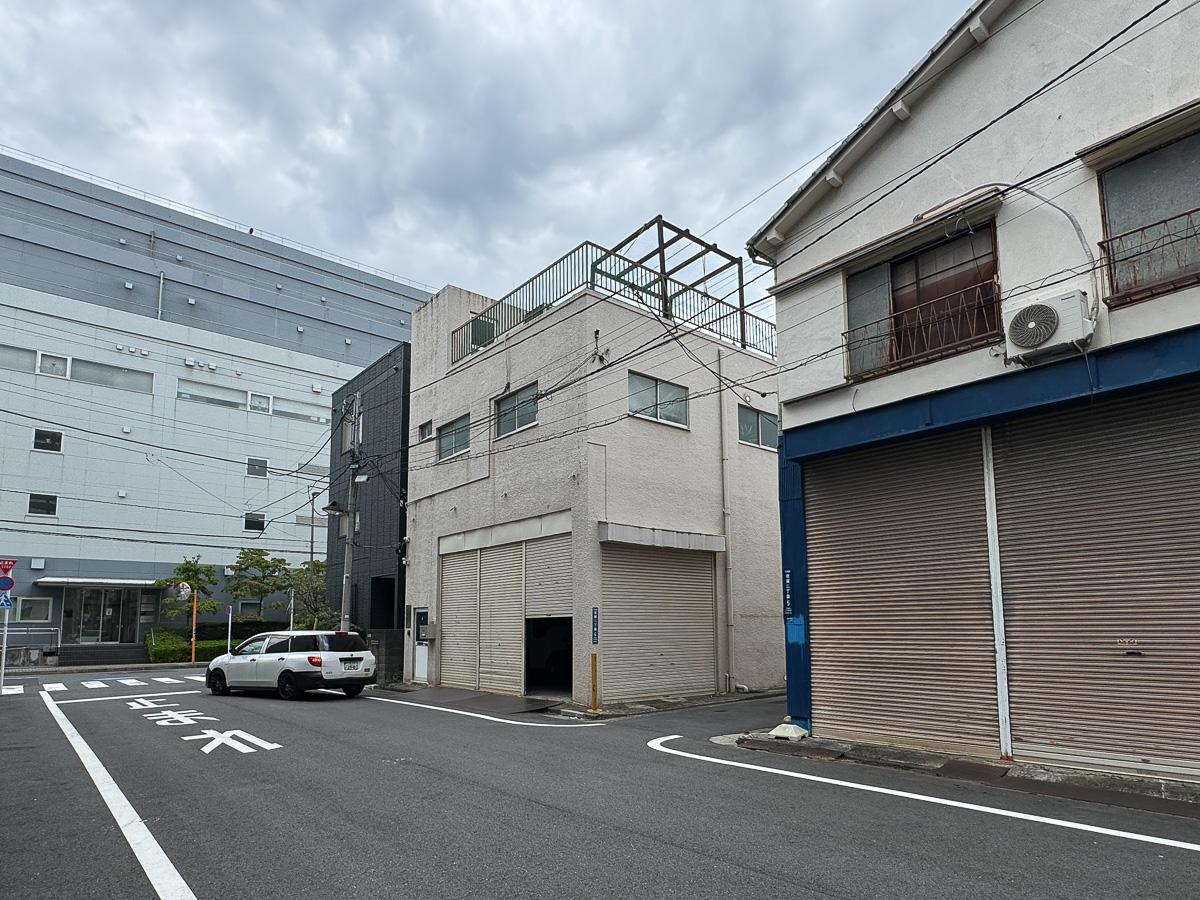 江東区佐賀の賃貸物件/車と建物の対比でお分かりの通り、1階はかなり天井が高いです。その高さ実に4m