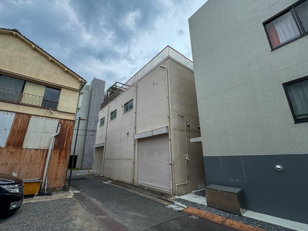 江東区佐賀の賃貸物件/建物横側にもシャッターがあり、出入りが可能