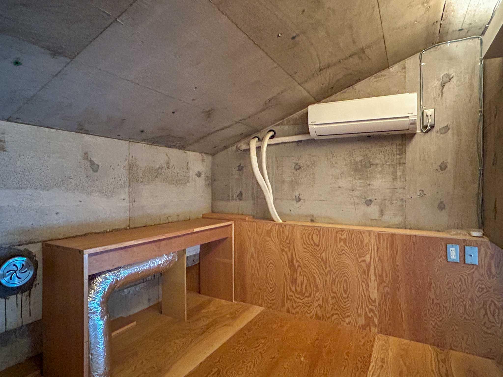 荒川区荒川の賃貸物件/ロフトの天井は全体的に低めで、基本的に中腰で移動するイメージ。作業机がついています