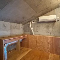 荒川区荒川の賃貸物件/ロフトの天井は全体的に低めで、基本的に中腰で移動するイメージ。作業机がついています