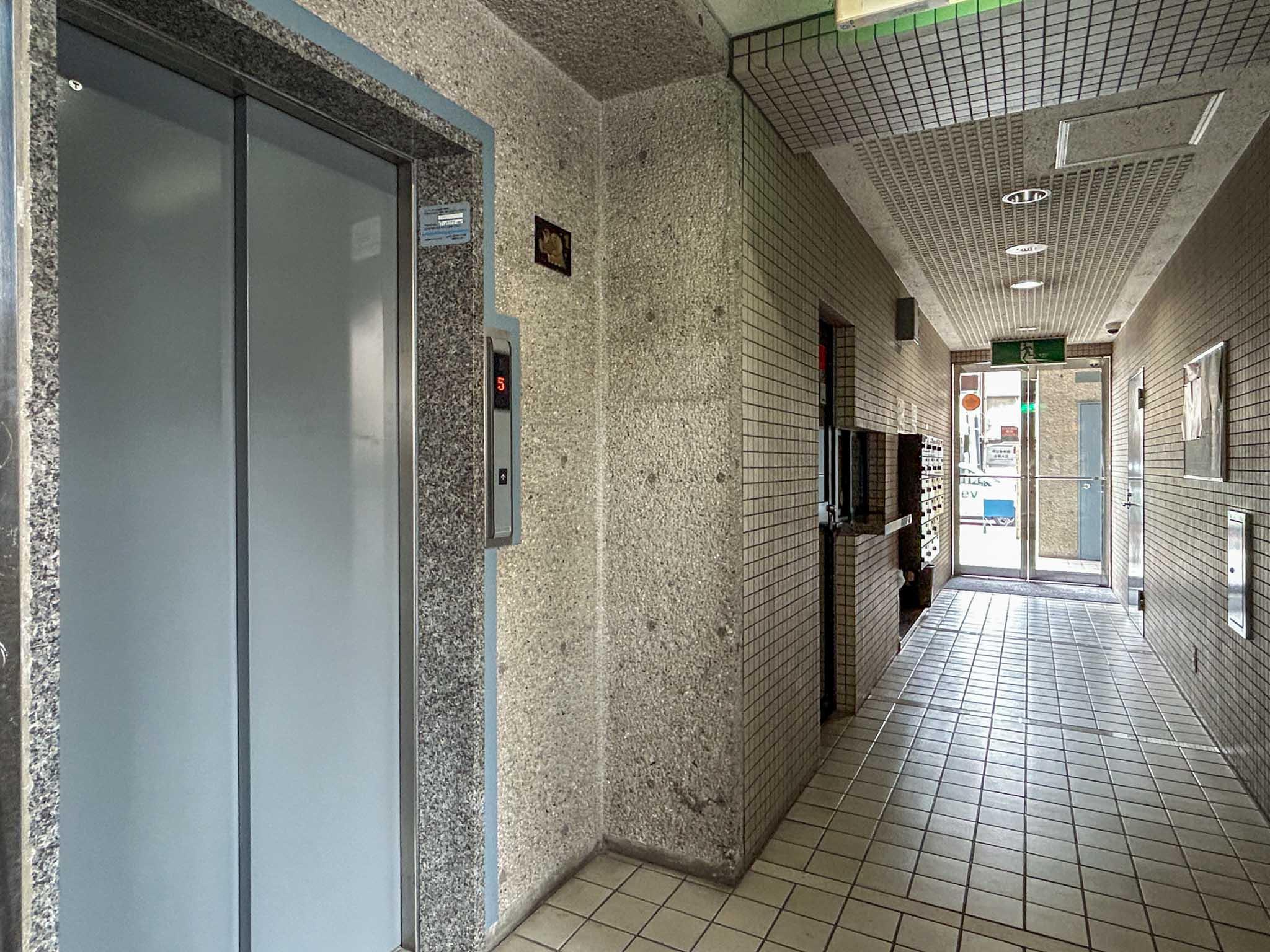 荒川区荒川の賃貸物件/1階エントランス。エレベーターがあるので、荷物の搬入も問題なし