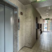 荒川区荒川の賃貸物件/1階エントランス。エレベーターがあるので、荷物の搬入も問題なし