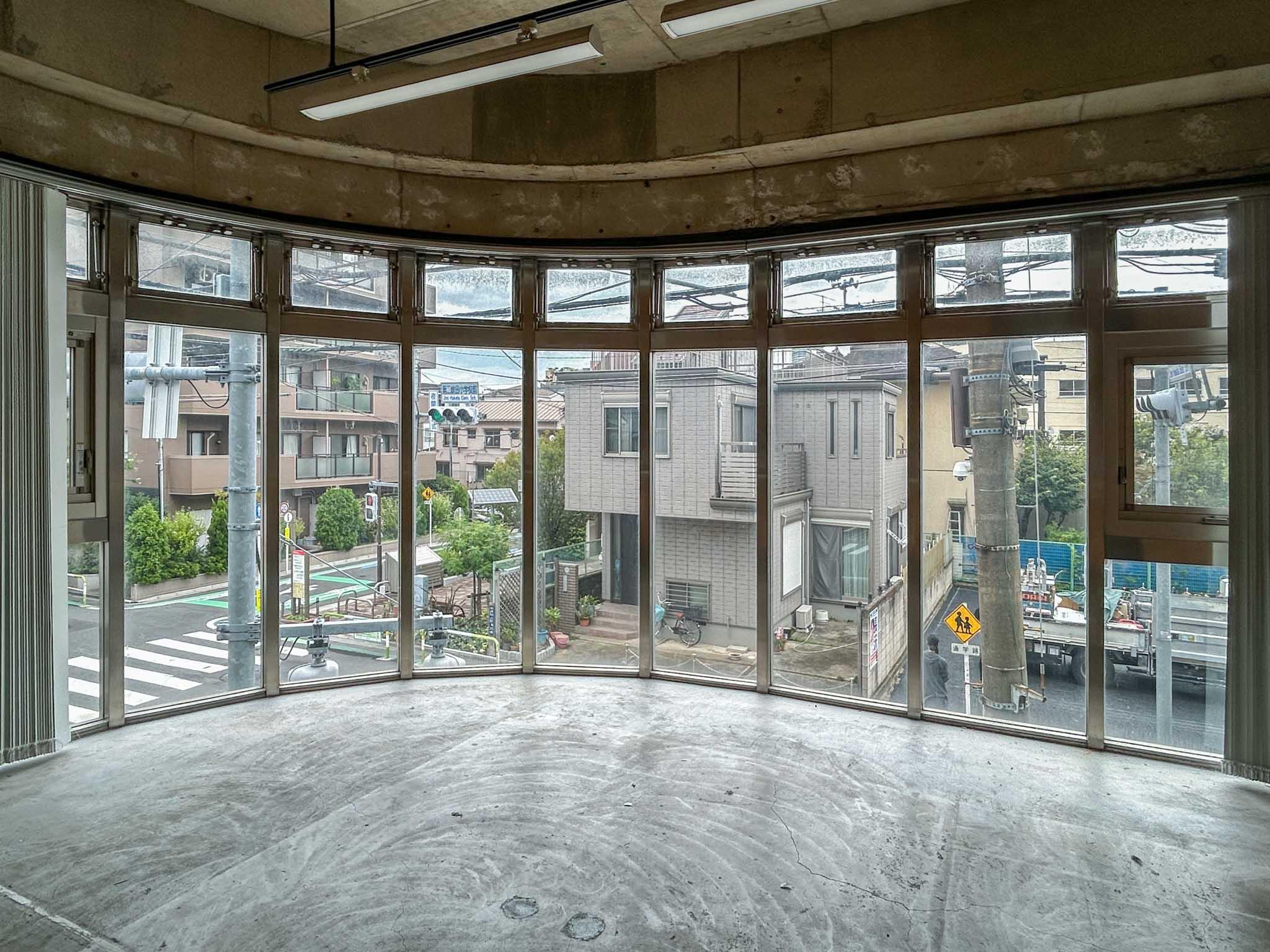 荒川区荒川の賃貸物件/部屋の隅には弧を描いた窓