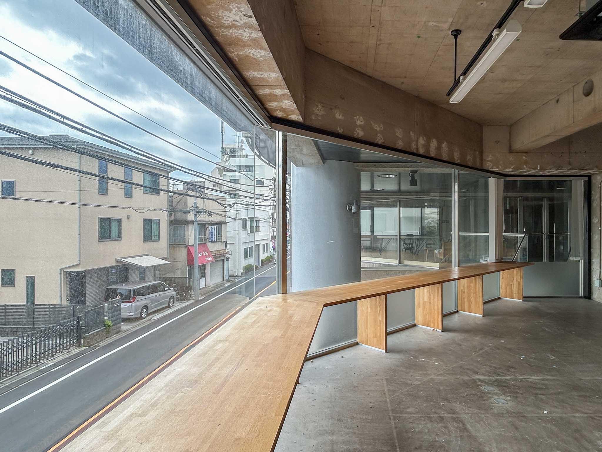 荒川区荒川の賃貸物件/窓際に造作の机がついています