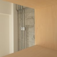 杉並区上井草の賃貸物件/木の棚と無機質なコンクリート壁