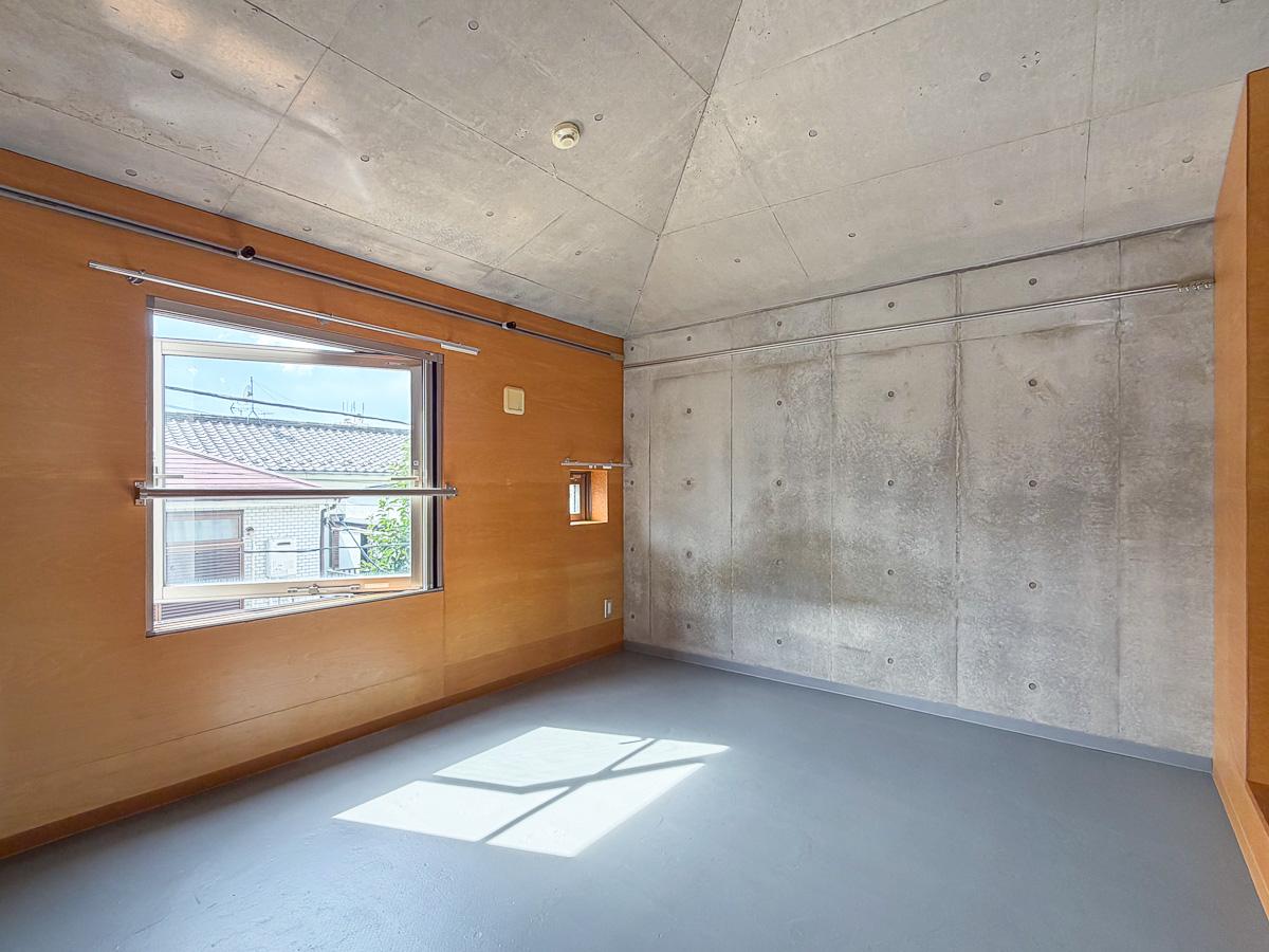 世田谷区若林の賃貸物件/3階の寝室は勾配天井となっていて、縦に広がりを感じます。