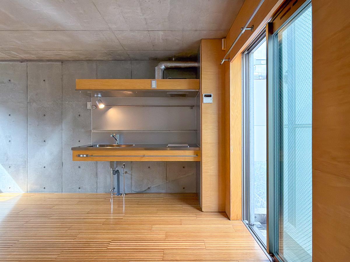 世田谷区若林の賃貸物件/キッチン側には大きな窓。フワッと差し込む光が心地良い
